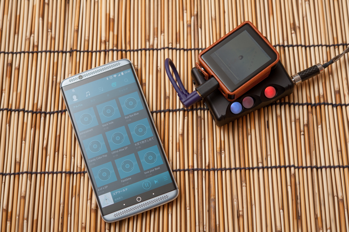 スマートフォンで「HiBy Music」アプリ（β版）を起動、「HiByLink」機能で「Shanling M1」とつながったところ。アプリ側の楽曲一覧にジャケット画像は表示されないが、再生中の曲は表示される。スマートフォン側はリモート操作しているだけで、音が出るのは右のシステムからである