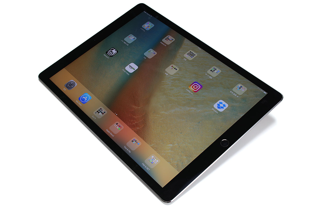 2017年6月に発売されたアップル「12.9インチiPad Pro」。12.9インチのiPad Proとしては第2世代となるモデルで、第1世代モデルよりプロセッサやカメラなどが強化されています。外観はほぼ同じなので、イメージ的にはマイナーチェンジということになるのでしょうか。もちろんApple Pencilも使えます。第1世代モデルと比べると低価格になりました。購入したのはWi-Fi+Cellular/256GB/スペースグレイで、税別11万2800円。