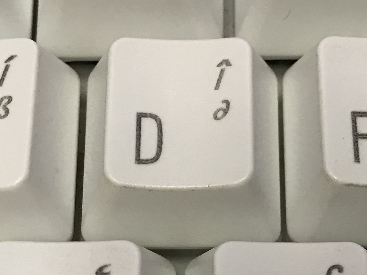 上の写真のドットバイドット画像です。左が新型、右が旧型。