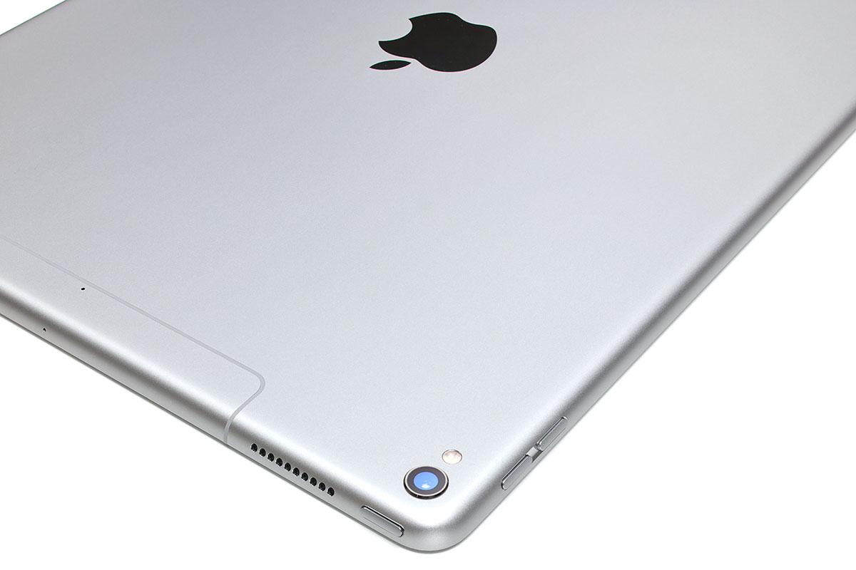 アウトカメラの形状は新旧で異なります。左が新型、右が旧型。新型は端末背面よりちょっと出っぱってしまい、使用スタイルによっては少し邪魔なアウトカメラになってしまいました。