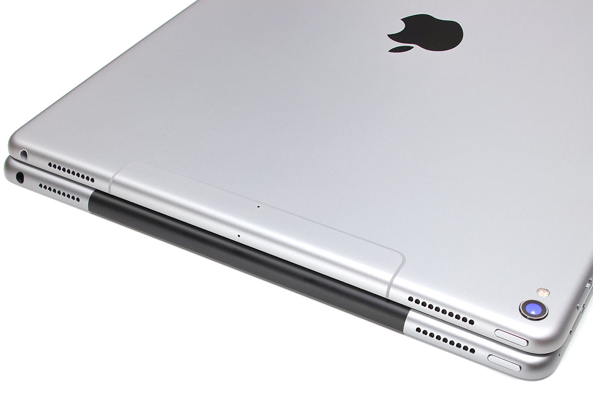 新旧「12.9インチiPad Pro」のスピーカー部を重ねてみました。上側が新型、下側が旧型です。音が出る穴の位置や数がすこ～し変わっています。聞き比べると音質にも差がありました。