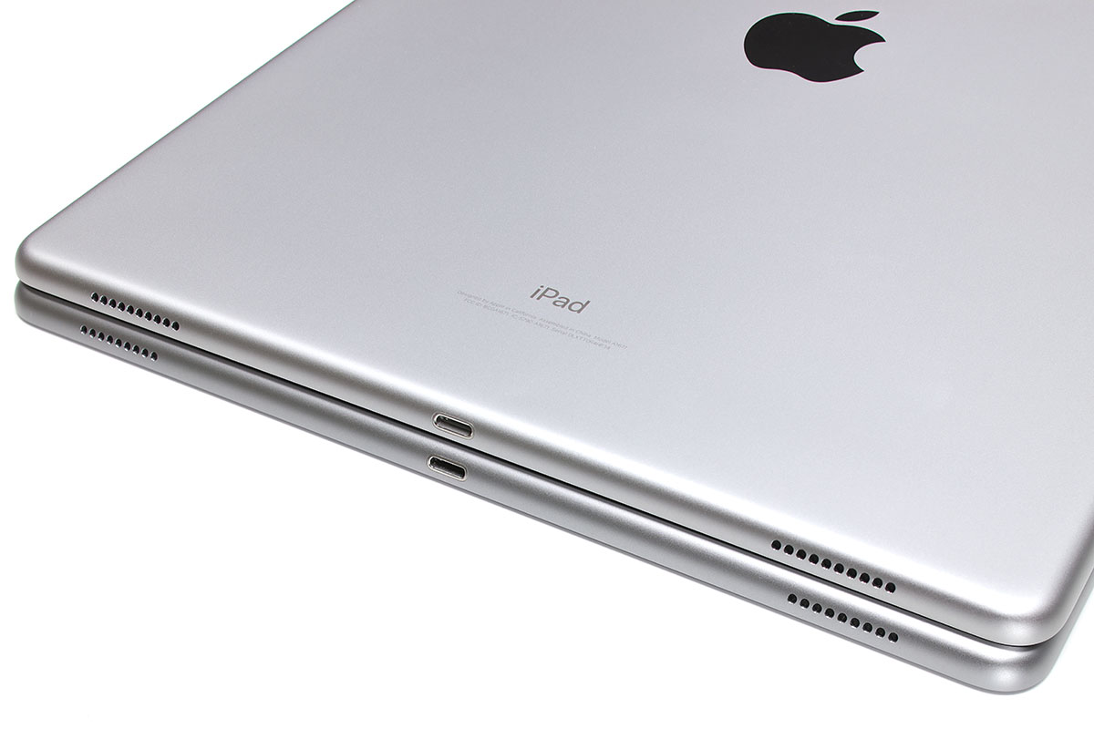 新旧「12.9インチiPad Pro」のスピーカー部を重ねてみました。上側が新型、下側が旧型です。音が出る穴の位置や数がすこ～し変わっています。聞き比べると音質にも差がありました。