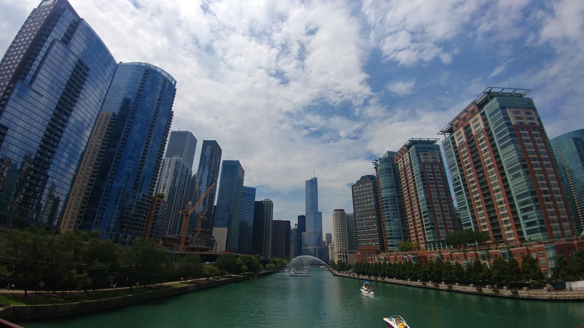 ミシガン湖に面するシカゴ市内を流れる川をビルが囲む