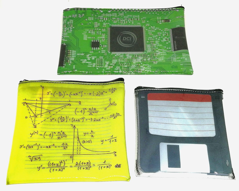 ビニール製のポーチは珍しくないが、リアルなデジタルプリントのポーチはあまり見かけない