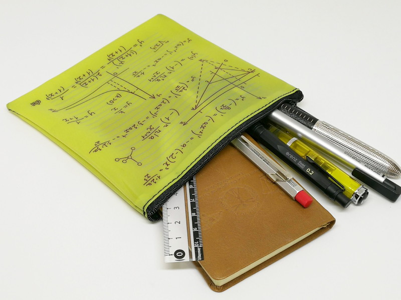 一辺の寸法が一般的なペンサイズなので、最もステーショナリーケースに向いている「Algebra notebook」（算数ノート）