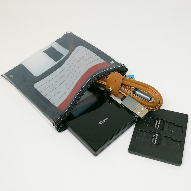 最もコンパクトな「Floppy disk」（フロッピーディスク）タイプ。最小サイズ（一辺12cmの正方形）は収納物を選ぶが、ピッタリのサイズのものを見つけた時の喜びも大きい