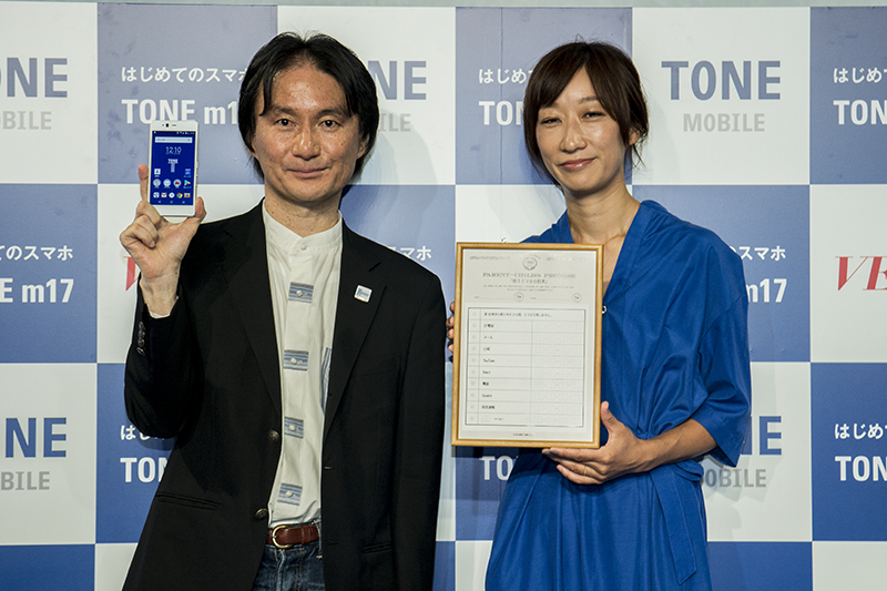 トーンモバイル 代表取締役社長の石田宏樹氏（左）と「VERY」編集長の今尾朝子氏
