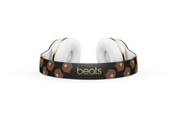 LINEのブラウンがデザインされたBeatsのワイヤレスヘッドホン