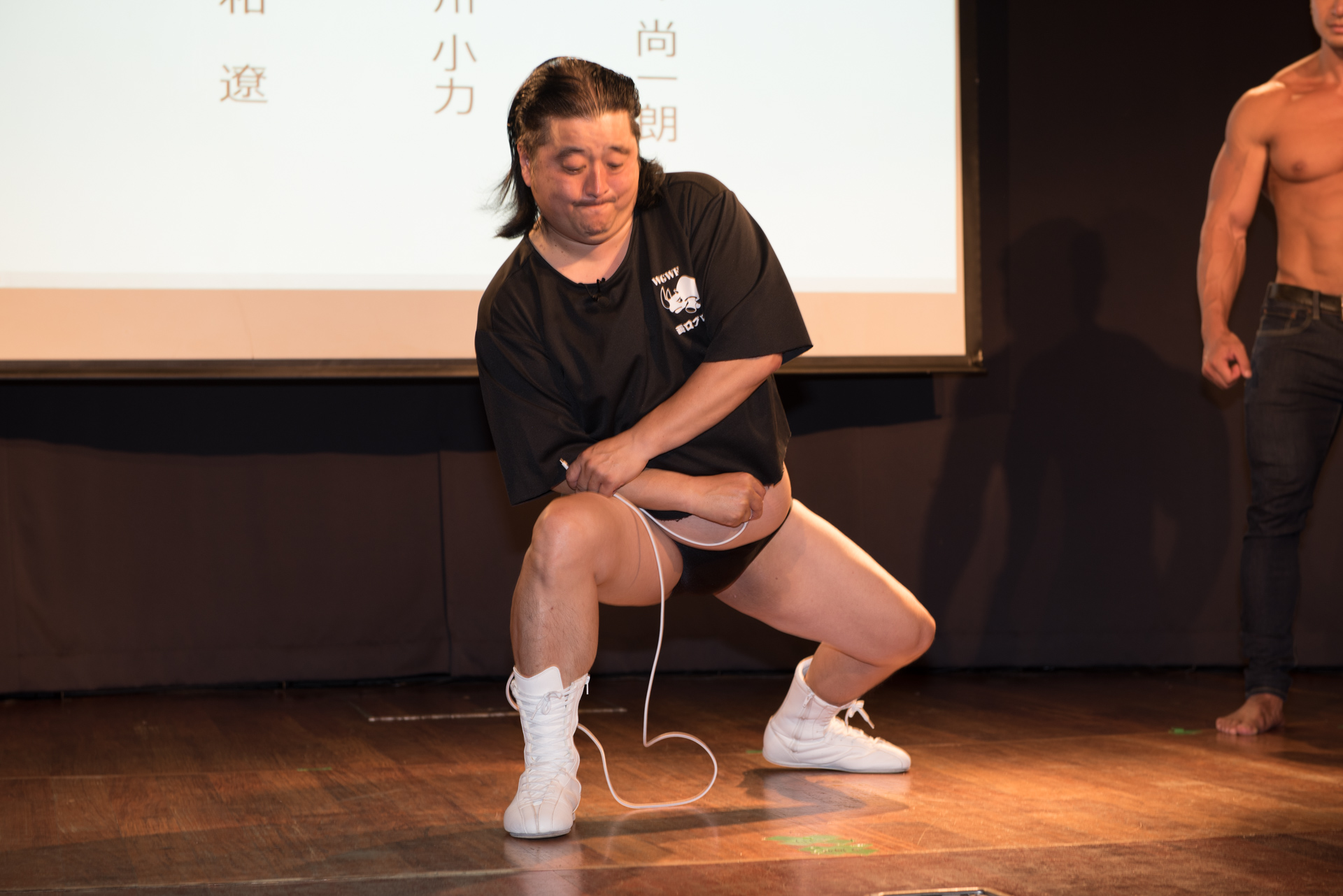 ボディビルダーとともにパラパラダンスに移行