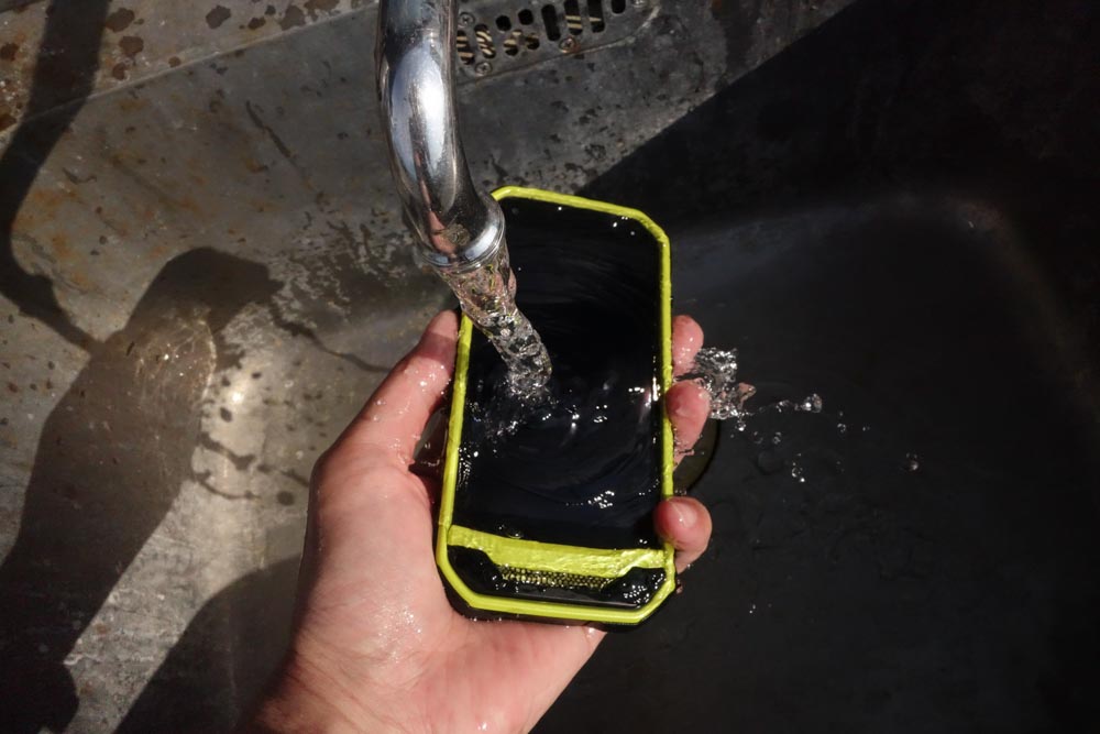 海水で濡れたあとは、水道水で洗い流す