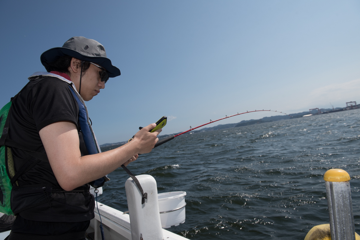 左手に釣り竿をかまえつつ。短めのナイロンバンドでもこのくらいの位置まで持ってこられる