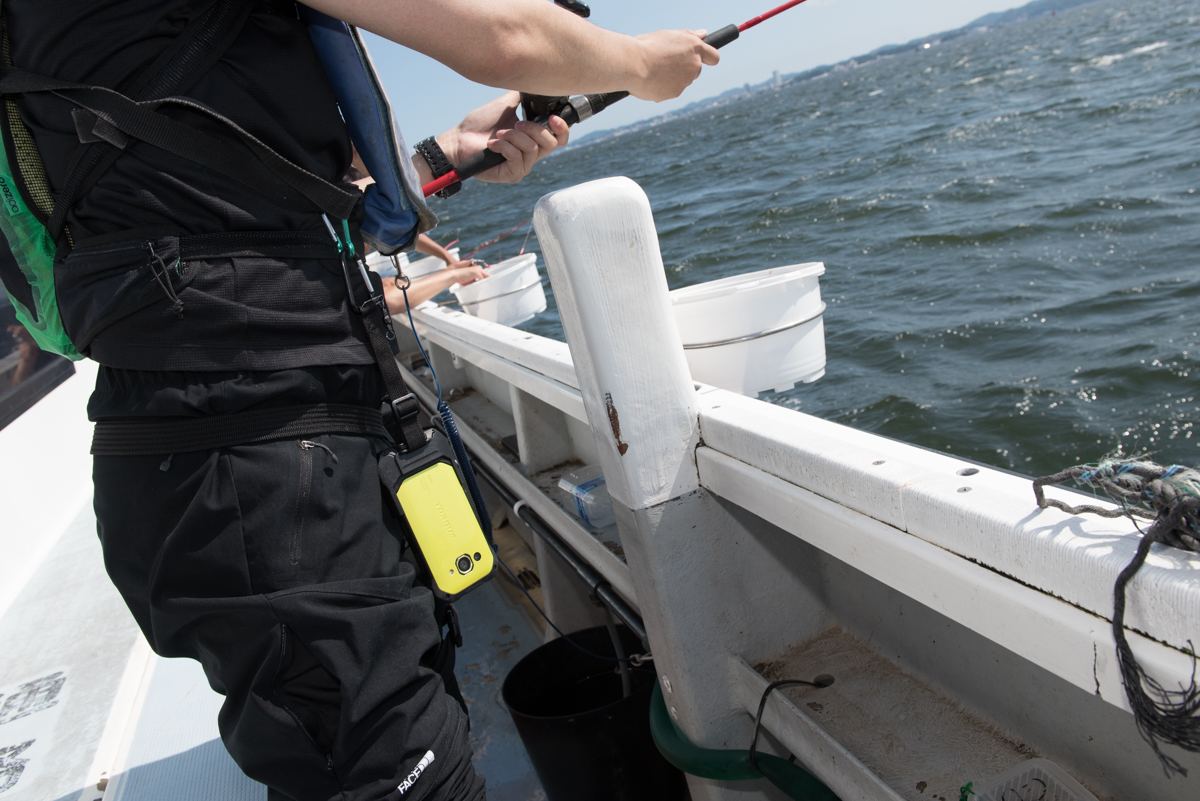 ライフジャケットに吊るすと、邪魔にならず使いやすく、ちょうど良い感じ