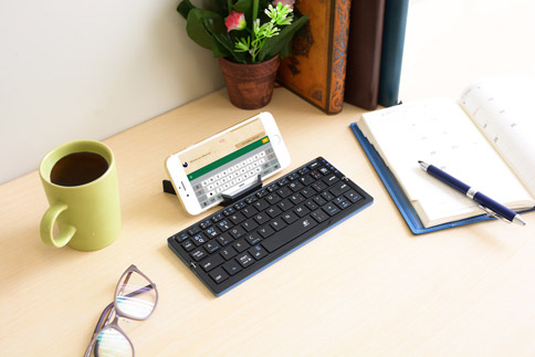 折りたたみ式のコンパクトBluetoothキーボード「Plier」