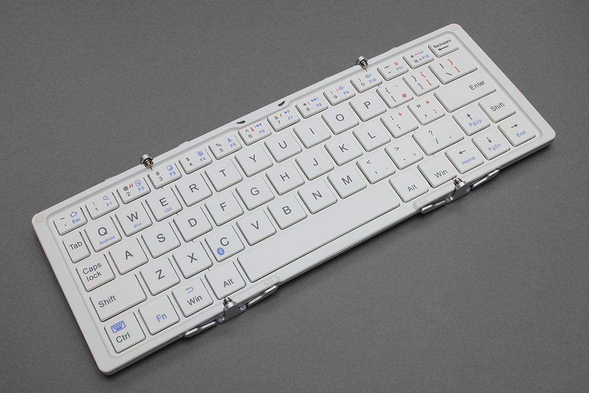 64キー・3つ折りの「OWL-BTKB6401 シリーズ」。本体サイズは、折りたたみ時が横146×縦93×厚さ17mmで、展開時が横251×縦93×厚さ14mm。質量は185g。USB充電式（microUSB端子）で満充電からの連続使用時間は約84時間です。