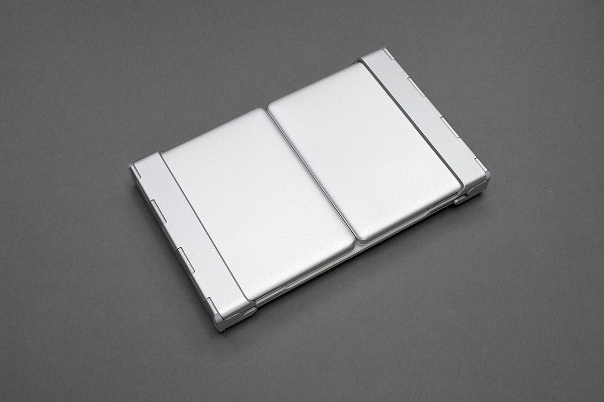 64キー・3つ折りの「OWL-BTKB6401 シリーズ」。本体サイズは、折りたたみ時が横146×縦93×厚さ17mmで、展開時が横251×縦93×厚さ14mm。質量は185g。USB充電式（microUSB端子）で満充電からの連続使用時間は約84時間です。