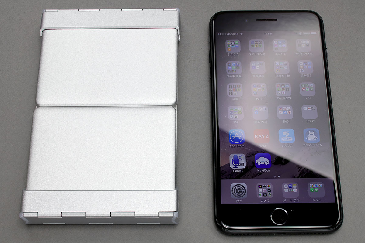 片手で持てるサイズ感です。iPhone 7 Plusとだいたい同じ大きさというイメージで、携帯性は非常に良好です。