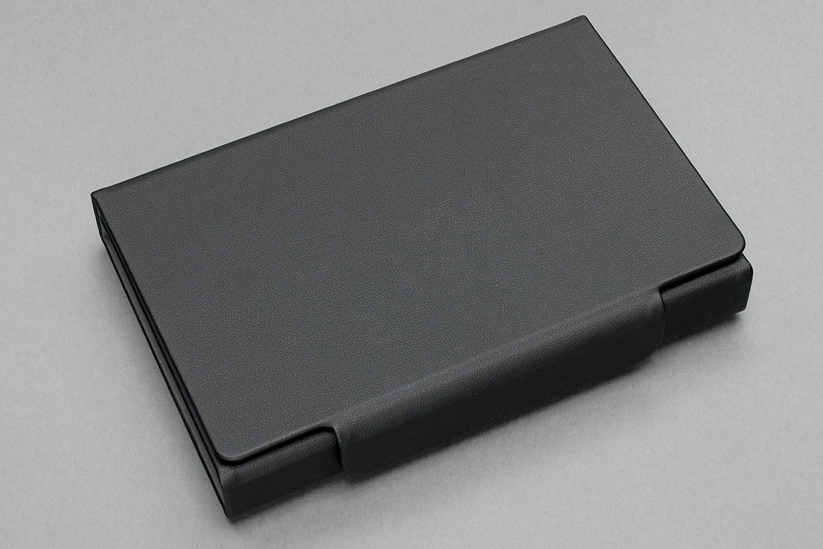 専用のケースが付属します。ケースはスマートフォン用のスタンドになります。写真はiPhone 7 Plusを立てたところですが、10.5インチiPad Proを縦置き・横置きにしても安定感があるスタンドとして使えます。