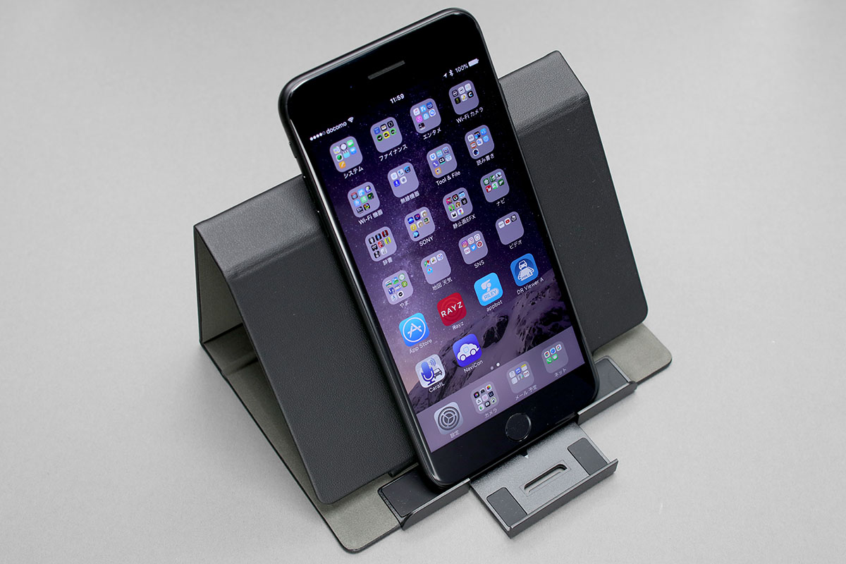 専用のケースが付属します。ケースはスマートフォン用のスタンドになります。写真はiPhone 7 Plusを立てたところですが、10.5インチiPad Proを縦置き・横置きにしても安定感があるスタンドとして使えます。