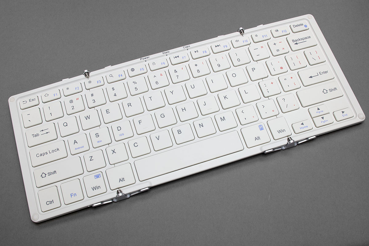 78キー・3つ折りの「OWL-BTKB7801 シリーズ」。本体サイズは、折りたたみ時が横166×縦120×厚さ15mmで、展開時が横291×縦120×厚さ13mm。質量は286g。USB充電式（microUSB端子）で満充電からの連続使用時間は約84時間です。