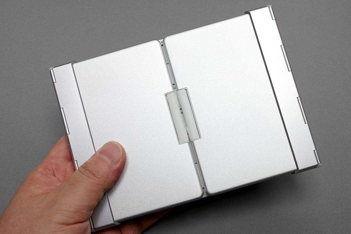 折りたたみ時、片手でまあまあ掴めるくらいの少し大きめのサイズです。iPhone 7 Plusと並べてみても、ちょっと大きいという気がします。とは言っても携帯性の高いキーボードです。