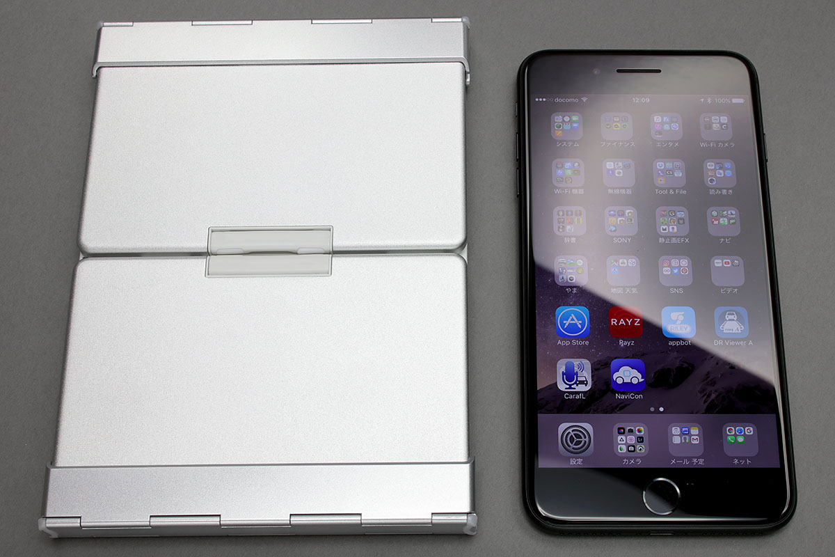 折りたたみ時、片手でまあまあ掴めるくらいの少し大きめのサイズです。iPhone 7 Plusと並べてみても、ちょっと大きいという気がします。とは言っても携帯性の高いキーボードです。