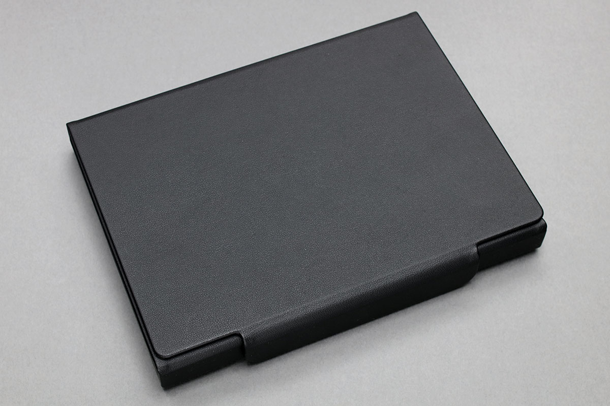 これにも専用のケースが付属します。ケースはスマートフォンやタブレット用のスタンドになります。写真はiPhone 7 Plusを立てたところ。10.5インチiPad Proを縦置き・横置きにしても十分な安定感があるスタンドとして機能します。