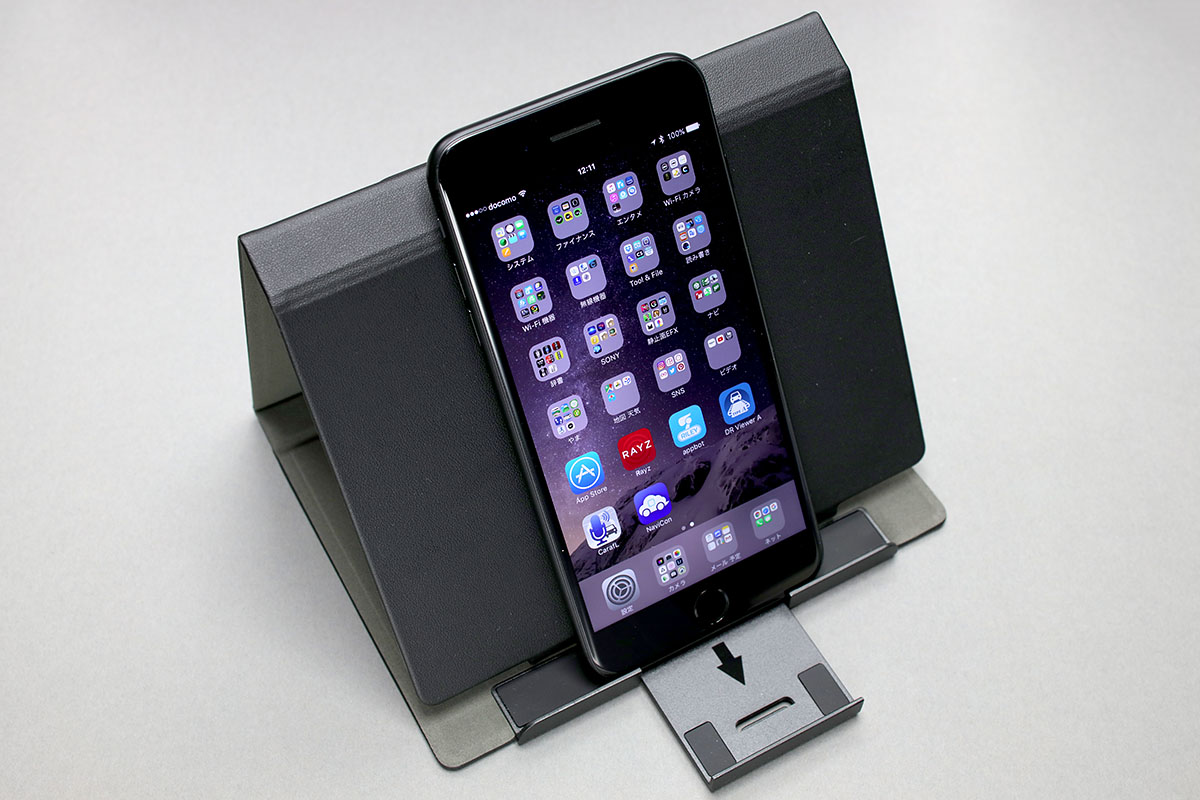 これにも専用のケースが付属します。ケースはスマートフォンやタブレット用のスタンドになります。写真はiPhone 7 Plusを立てたところ。10.5インチiPad Proを縦置き・横置きにしても十分な安定感があるスタンドとして機能します。