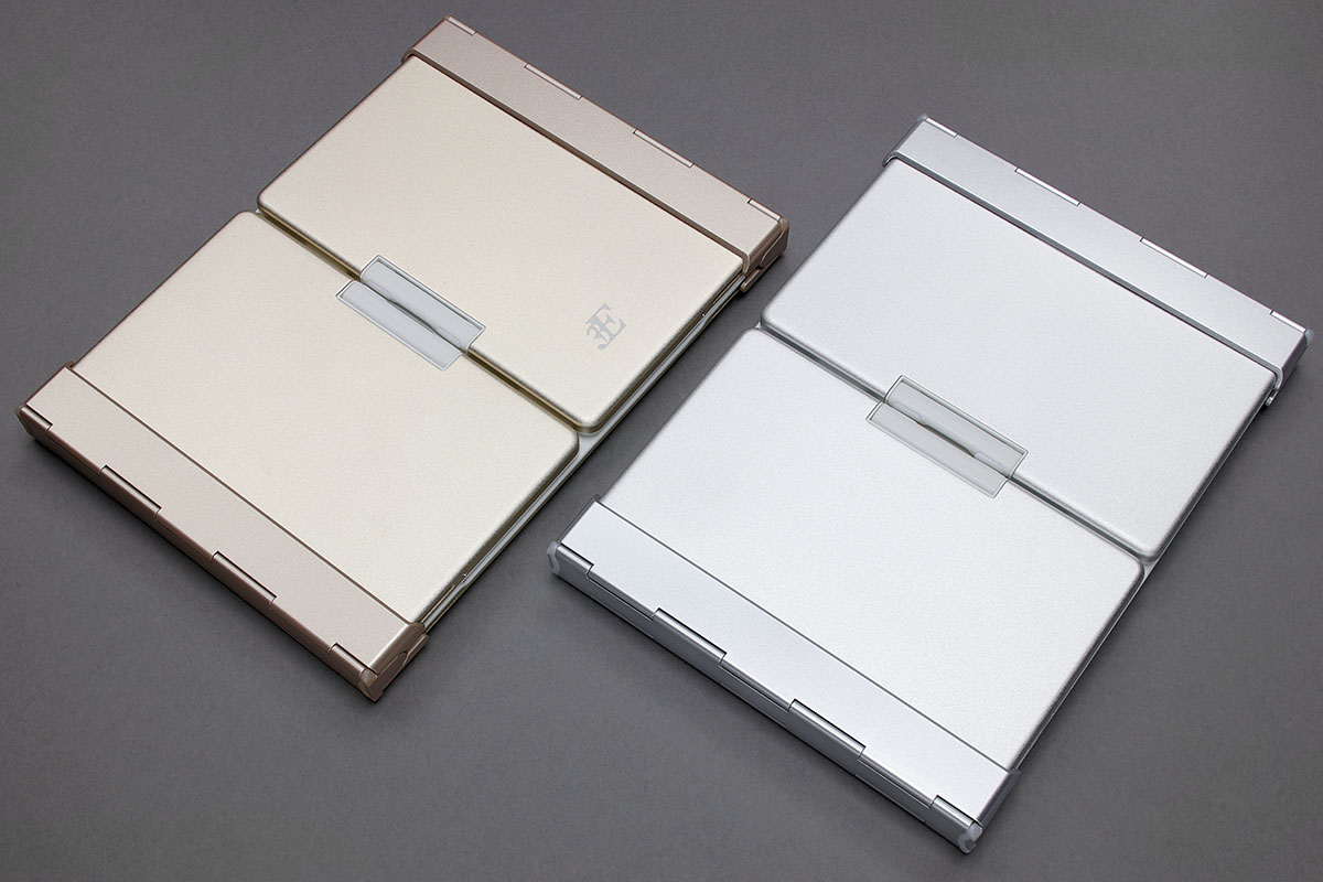 写真は3EのBluetoothキーボード「3E-BKY1」（3E刻印のあるもの）と並べた様子。「3E-BKY1」のレビュー記事は<a href="http://k-tai.watch.impress.co.jp/docs/column/stapa/1063313.html" class="n" target="_blank">コチラ</a>。「OWL-BTKB7801 シリーズ」と「3E-BKY1」は、ハードウェア的には非常によく似た製品に見えます。打鍵感も酷似しています。ただし、一部ハードウェア仕様や、機能やキー割り当てが違うので、ツールとしては別モノと考えたほうがいいでしょう。前述の「OWL-BTKB6401 シリーズ」と3Eの「3E-HB066」（<a href="http://product.3ec.jp/3ekeyboard/" class="n" target="_blank">公式ページ</a>）も同様の関係かもしれません。