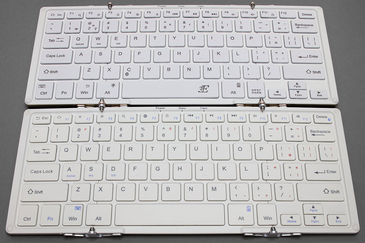 写真は3EのBluetoothキーボード「3E-BKY1」（3E刻印のあるもの）と並べた様子。「3E-BKY1」のレビュー記事は<a href="http://k-tai.watch.impress.co.jp/docs/column/stapa/1063313.html" class="n" target="_blank">コチラ</a>。「OWL-BTKB7801 シリーズ」と「3E-BKY1」は、ハードウェア的には非常によく似た製品に見えます。打鍵感も酷似しています。ただし、一部ハードウェア仕様や、機能やキー割り当てが違うので、ツールとしては別モノと考えたほうがいいでしょう。前述の「OWL-BTKB6401 シリーズ」と3Eの「3E-HB066」（<a href="http://product.3ec.jp/3ekeyboard/" class="n" target="_blank">公式ページ</a>）も同様の関係かもしれません。