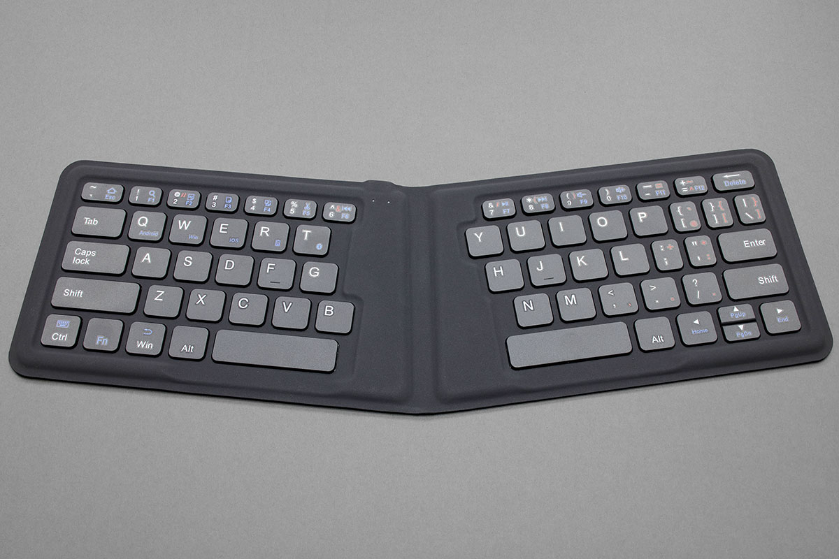 64キー・2つ折りの「OWL-BTKB6402 シリーズ」。本体サイズは、折りたたみ時が横169×縦102×厚さ12mmで、展開時が横328×縦102×厚さ6mm。質量は170g。USB充電式（microUSB端子）で満充電からの連続使用時間は約40時間です。閉じた状態ではキーボードの2つの面がマグネットで軽く吸着しますので、そのまま携帯するのも現実的です。