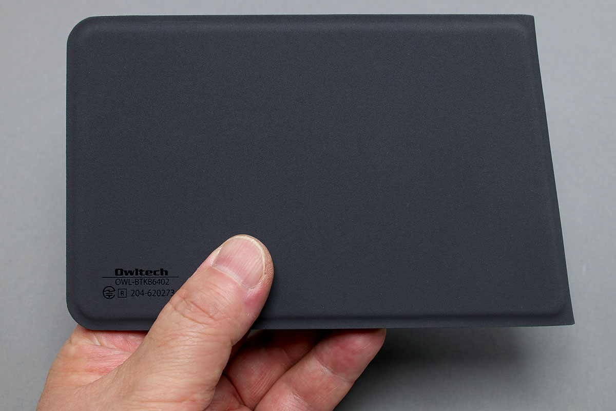 薄くて軽いので、折りたたみ時はメモ帳を持っているような携帯感です。ケース無しでiPhone 7 Plusと重ねてみましたが、そのまま両方を持って歩けるようなライトな携帯感。