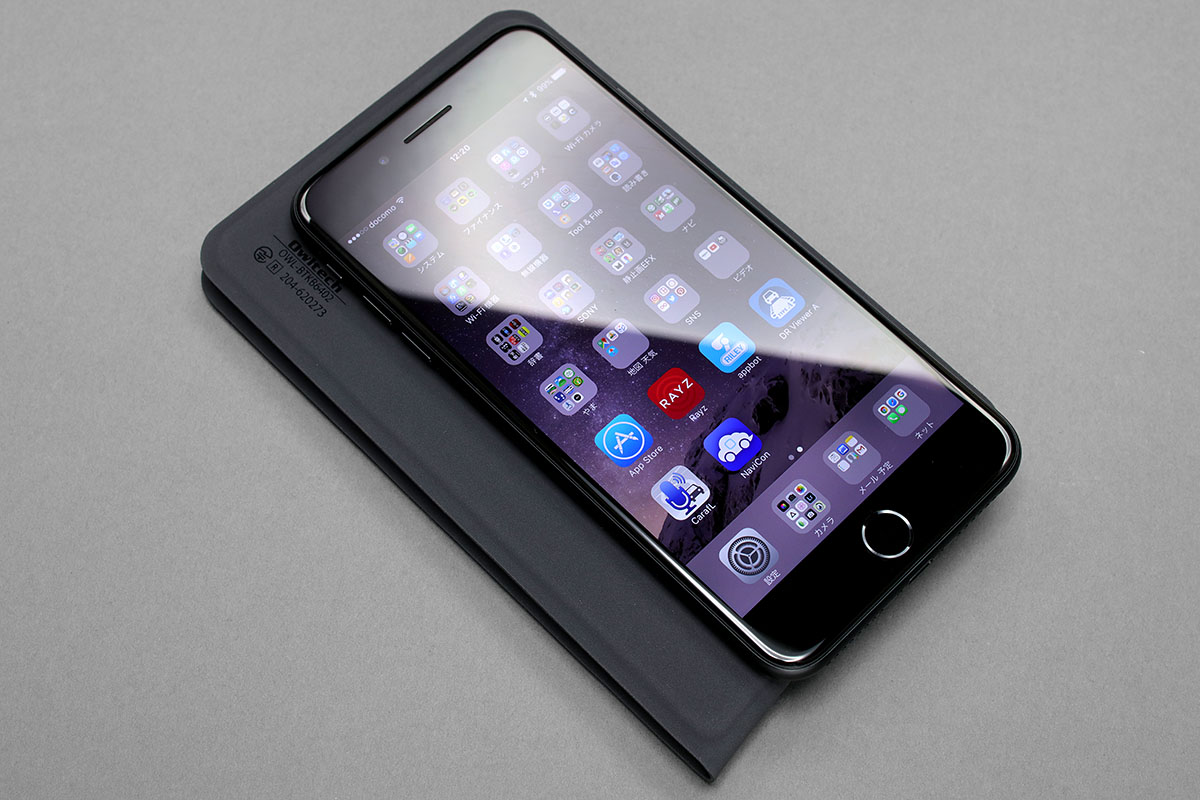 薄くて軽いので、折りたたみ時はメモ帳を持っているような携帯感です。ケース無しでiPhone 7 Plusと重ねてみましたが、そのまま両方を持って歩けるようなライトな携帯感。