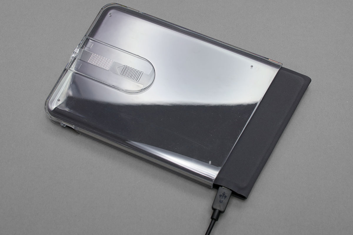 透明の専用カバーが付属します。カバーは2つ折りにしたキーボードの片側だけを覆う形状。カバーを装着した状態でもUSB充電できます。ケースはスマートフォンスタンドとして使えます（縦置きでも横置きでもOK）。