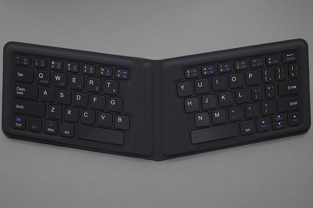 キー配列は英語配列で、キーピッチは17mm。部分的に変則的な配列となっていて、さらに左右が分離され両手首に合わせて傾いたエルゴノミクス配列。「標準サイズより小さめ狭めでありかつエルゴノミクス」という点で、使用感の良し悪しについては個人差がかなりあると思われます。このキーボードも、Windowsとの組合せでは、配列がより変則的になってしまいます。