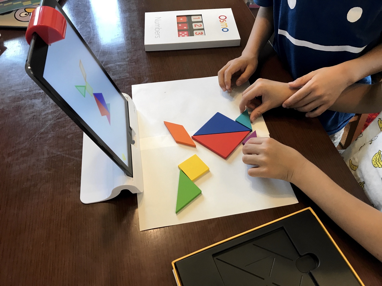 「Tangram」に取り組む子どもたち。認識精度を上げるために、A4のコピー用紙?2を敷いた上でプレイしています