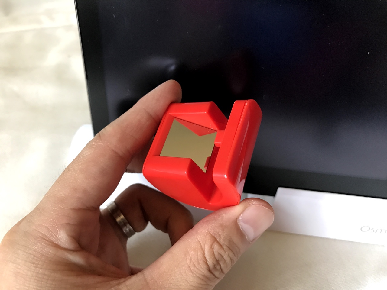 仕組みは単純、上部カバー内蔵の鏡を通して、iPadの前面カメラでBase前方に並べたタイルやピースなどを捉えます