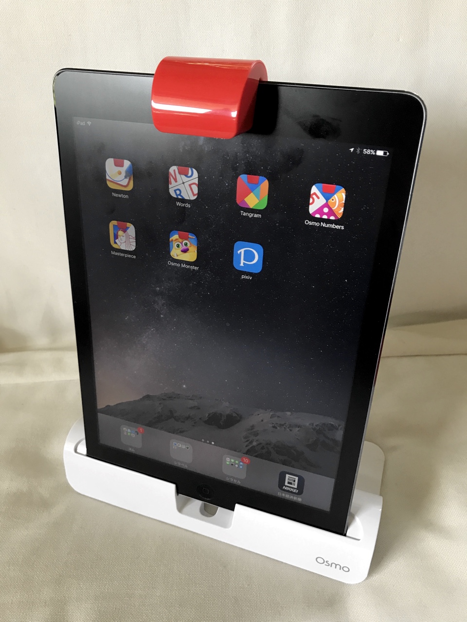 「Base」にiPad Airを立てた様子