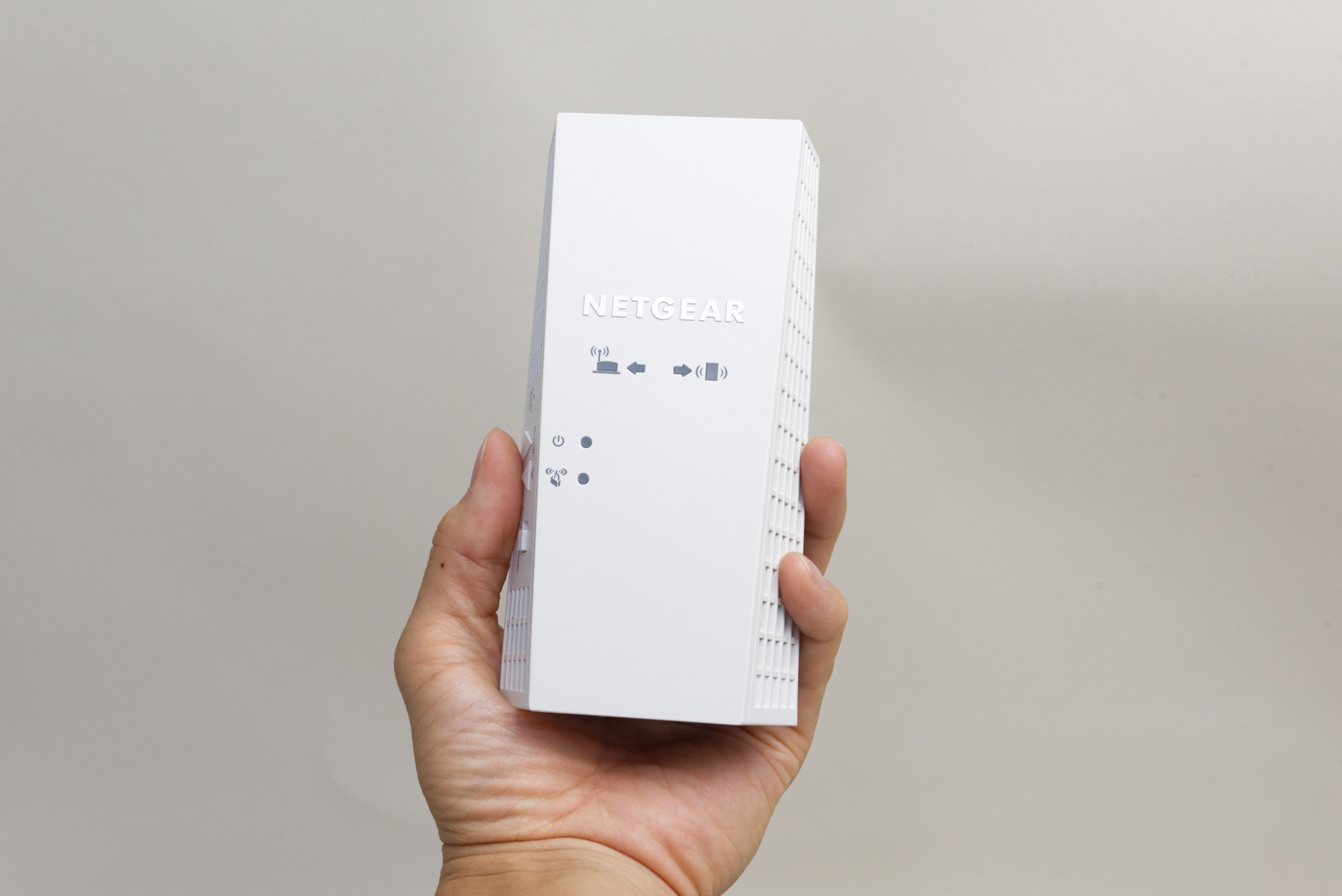 この手のエクステンダーとしてはサイズは大きめ。壁面コンセント直付けより、延長コードや電源タップに接続した方が都合がいいかも