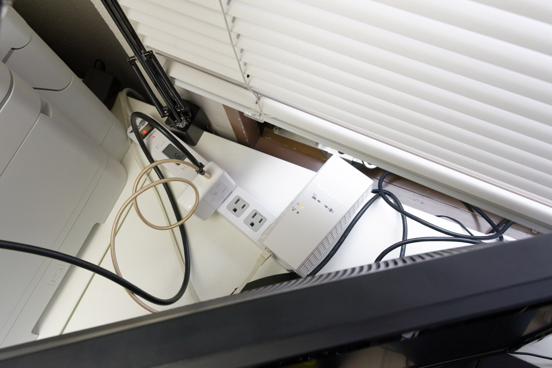 デスクトップPCのモニター裏に設置。ごちゃごちゃ感がすごいが、ひとまずはこのまま運用中