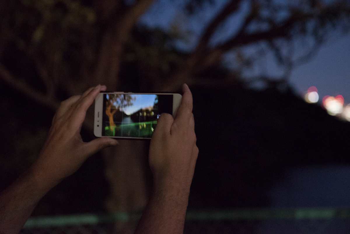 夜間撮影モードはそれなりに手振れ対策が必要