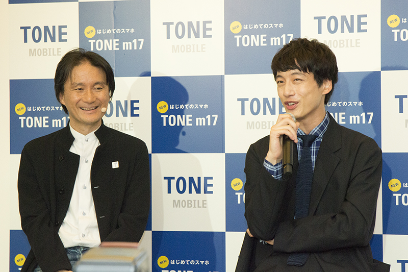トーンモバイルの石田宏樹社長（左）と坂口健太郎