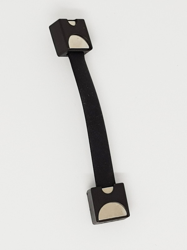 パッケージから取り出すと、ラバーベルトの両端に半円形の大小マグネットが各2個ずつ付いている