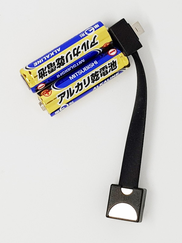 片側ずつをマグネットで吸着して固定する。マグネットはけっこう強力で簡単にくっつく