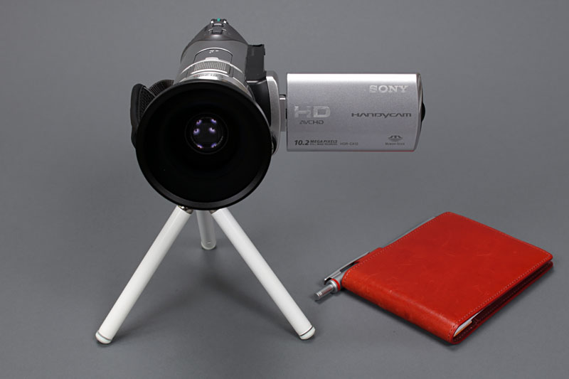 ビデオカメラをICレコーダー代わりに使い始めた頃は、こんなスタイル。ソニーのハンディカムにワイドコンバージョンレンズを装着して使ったので、やや大げさな機材に。取材先の方に少し怪訝な顔をされることもありました。