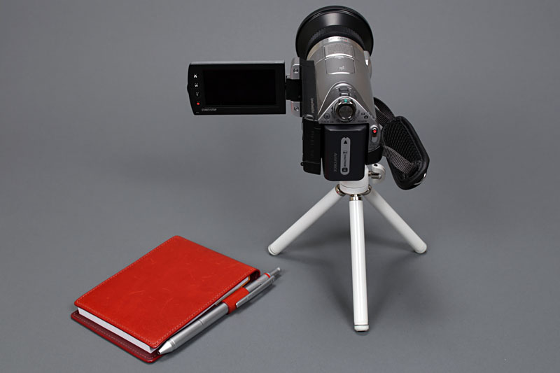 ビデオカメラをICレコーダー代わりに使い始めた頃は、こんなスタイル。ソニーのハンディカムにワイドコンバージョンレンズを装着して使ったので、やや大げさな機材に。取材先の方に少し怪訝な顔をされることもありました。