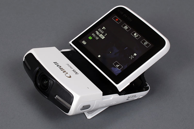 キヤノンから発売された、自撮り向け汎用ビデオカメラ「iVIS mini」。手のひらサイズでコンパクトなので、ICレコーダー的に使う取材用ビデオカメラとしてピッタリでした。早速使い始めました。現在は生産終了ですが、このカメラのレビュー記事は<a href="http://k-tai.watch.impress.co.jp/docs/column/stapa/618330.html" class="n" target="_blank">コチラ</a>です。