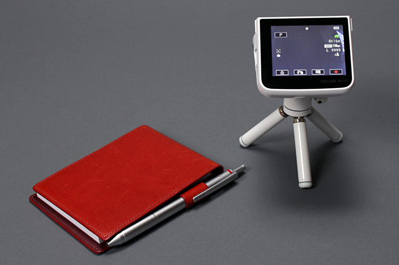 こんな感じで「iVIS mini」をミニ三脚にセットして取材。とても便利に使えました。かなり小型なので、取材時に先方が違和感を感じることも少なかったようでした。