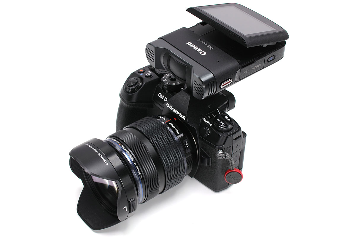 オリンパス「OM-D E-M1 Mark II」に「iVIS mini X」を装着。これで移動しつつの取材をすることがあります。この合体カメラを手に持って動画を撮り続け、必要に応じて静止画を撮影しています。