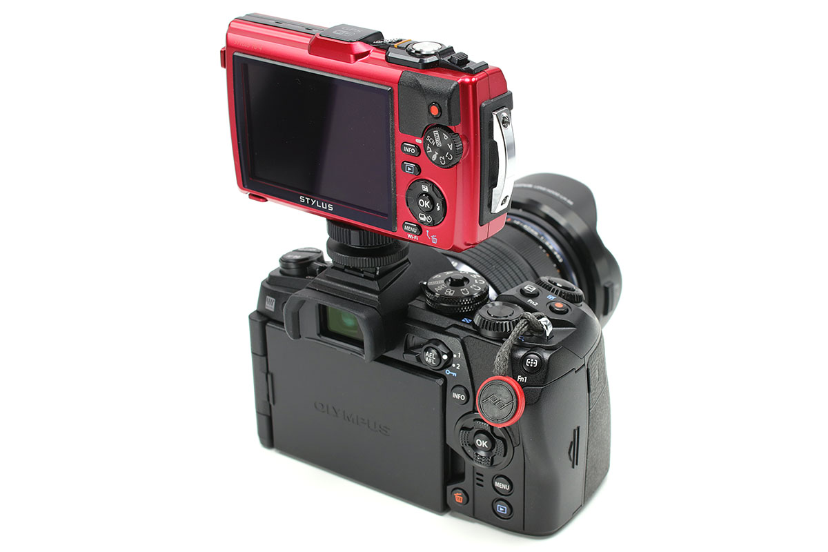 オリンパス「OM-D E-M1 Mark II」とオリンパス「STYLUS TG-4 Tough」を合体させた様子。案外フツーにマッチしました。