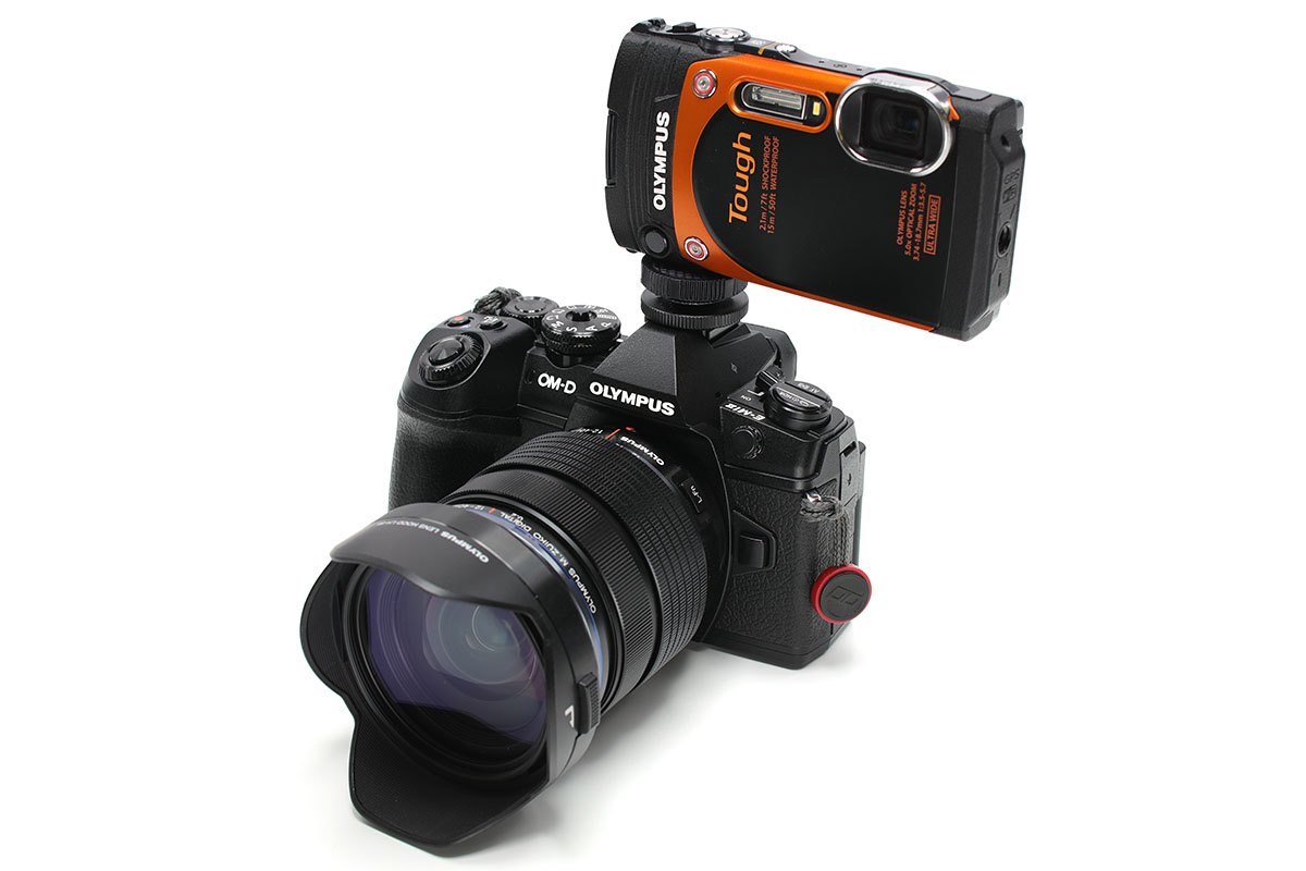 こちらはオリンパス「STYLUS TG-860 Tough」と合体させた様子。「STYLUS TG-860 Tough」は液晶面を上に向けることもできますので、撮影中に画面をチェックしやすく、より実用的です。